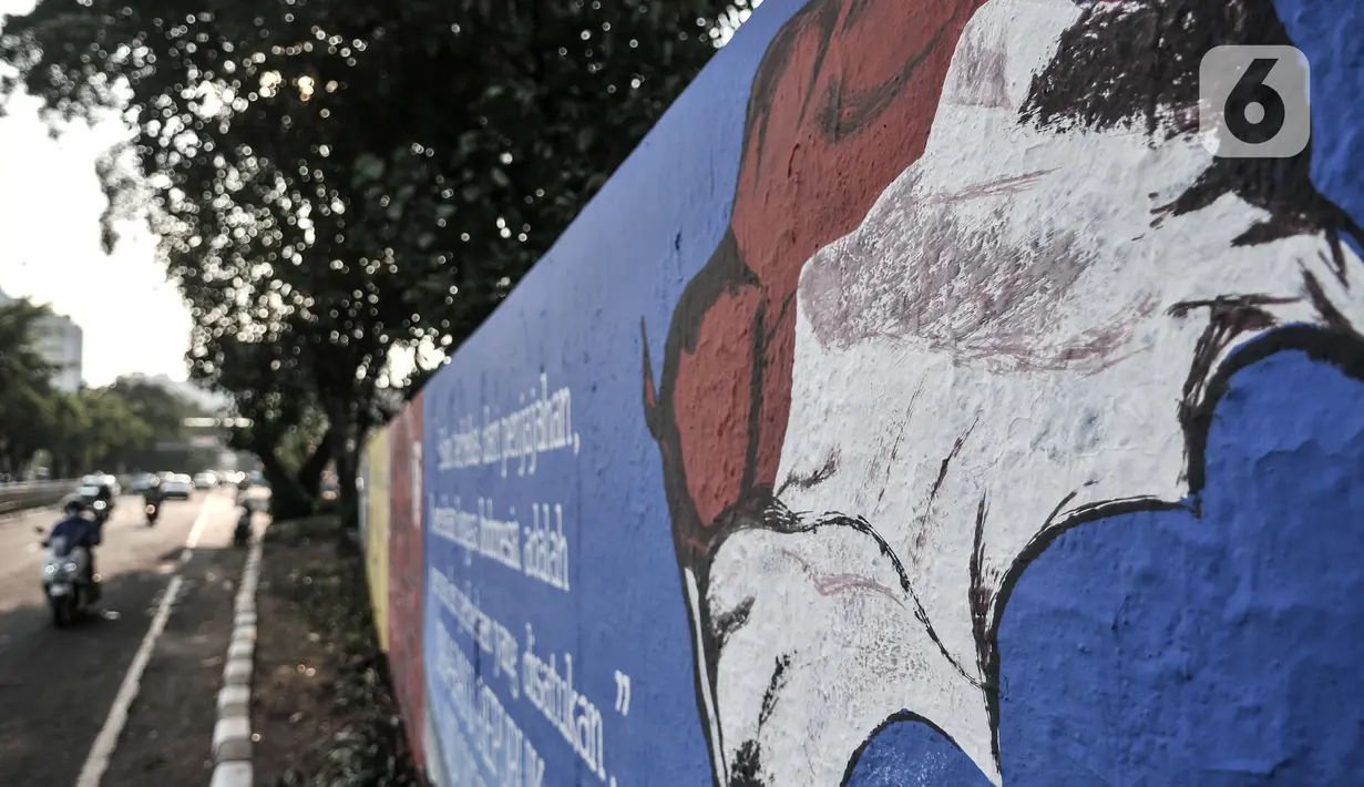 Mural bertema HUT ke-75 RI menghiasi Jalan Abdullah Syafei, Jakarta, Minggu (16/8/2020). Jelang HUT ke-75 RI, mural bernuansa Merah Putih banyak menghiasi jalanan Ibu Kota guna memberi semangat nasionalisme kepada warga di tengah pandemi COVID-19. (merdeka.com/Iqbal S.Nugroho)