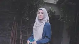 Menggunakan hijab bewarna abu-abu yang senada dengan rok, tampilan casual pemain "Inikah Rasanya" ini terlihat modis. Tak lupa, Icha menambahkan bros di hijabnya.  (Liputan6.com/IG/ /ichasoebandono)