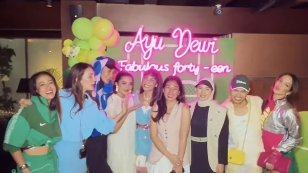 Gaya Para Artis Hadir di Kejutan Ulang Tahun Ayu Dewi ke-40 dengan Tema Disco Tenis
