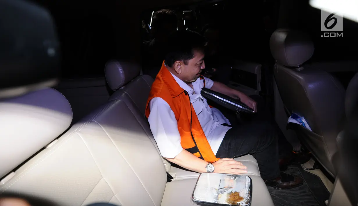 Terdakwa dugaan korupsi E-KTP, Setya Novanto naik mobil tahanan usai menjalani pemeriksaan di Gedung KPK, Jakarta, Selasa (20/2). Dia diperiksa sebagai saksi untuk tersangka Anang Sugiana Sudihardjo. (Liputan6.com/Helmi Fithriansyah)