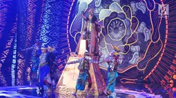 Tarian tradisonal memeriahkan acara Festival Film Bandung 2017 di studio 6 Emtek, Jakarta (22/10). (Liputan6.com/Helmi Afandi)