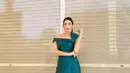 Masih dengan gaun berwarna hijau, Tyas Mirasih tampil dengan look yang glamor dengan gaun A-line. Sebagai gaun one off shoulder digunakan variasi aksen pita di bahu kiri.(instagram/tyasmirasih)
