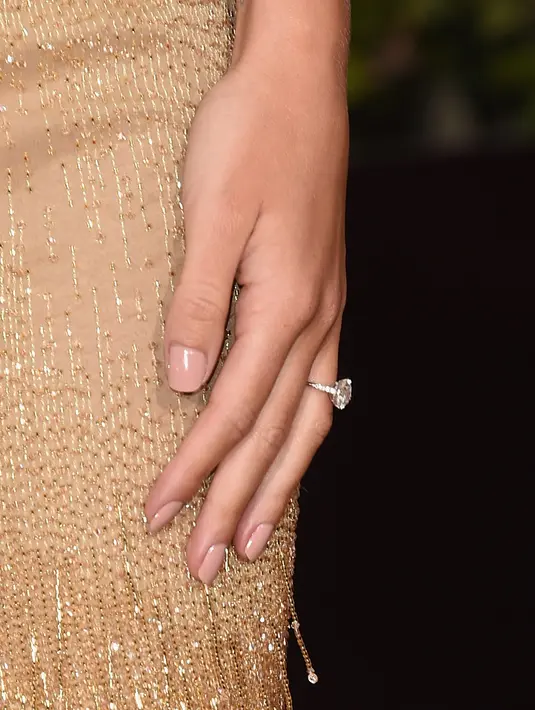 Cincin berlian yang begitu elegan terpasang di jari manis model berusia 28 tahun ini. Seorang juru bicara mengonfirmasi berita pertunangan model cantik dan Jason Statham ini kepada MailOnline. (AFP/Bintang.com)