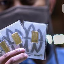 Pekerja menunjukkan emas di Cikini Gold Center, Jakarta, Selasa (28/7/2020). Harga emas batangan PT Aneka Tambang (Antam) pada 28 Juli 2020 menembus Rp1 juta/gram yang merupakan posisi tertinggi sepanjang masa emas Antam diperjualbelikan. (Liputan6.com/Johan Tallo)