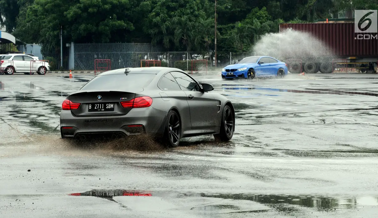 Aksi peserta Drift Clinic saat 'ngedrift' dengan BMW-nya di Jakarta, Sabtu (1/12). Acara yang diikuti 20 anggota itu menampung kegemaran para anggota MOCI terhadap olahraga drift yang diikuti dari berbagai seri terbatas mobil BMW (Merdeka.com/Dwi Narwoko)