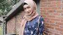 Melody Prima tampil cantik menawan dengan mengenakan hijab warna cokela yang dipadu dengan busana warna biru. (Foto: instagram.com/melodyprima)