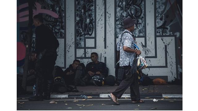 10 Potret Pedagang yang Berjualan Saat Aksi 22 Mei, Tak Peduli Situasi
