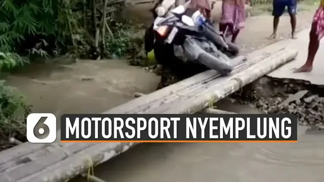 Pengendara dan motornya jatuh hingga terseret arus banjir.