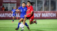 Pemain Timnas putri Indonesia, Claudia Scheunemann (kanan) berebut bola dengan pemain Singapura, Irsalina Binte pada laga uji coba internasional di Stadion Madya, Gelora Bung Karno, Senayan, Jakarta, Selasa (28/5/2024). (Bola.com/Bagaskara Lazuardi)