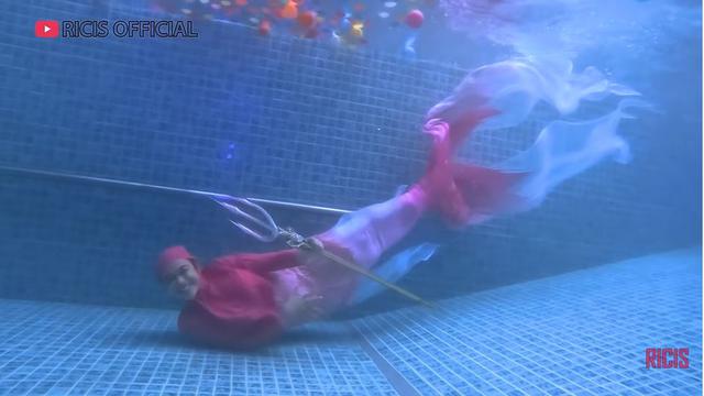 Sedang Hamil Besar, Ini 7 Potret Ria Ricis Menyelam Pakai Ekor Putri Duyung