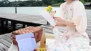 Tampil girly dengan simpel dress, gaya Lisa Blackpink ini bisa dijadikan inspirasi saat piknik. Topi piknik jerami yang dipakai oleh Lisa ini juga membuat penampilannya makin menawan. (Liputan6.com/IG/@lalalalisa_m)