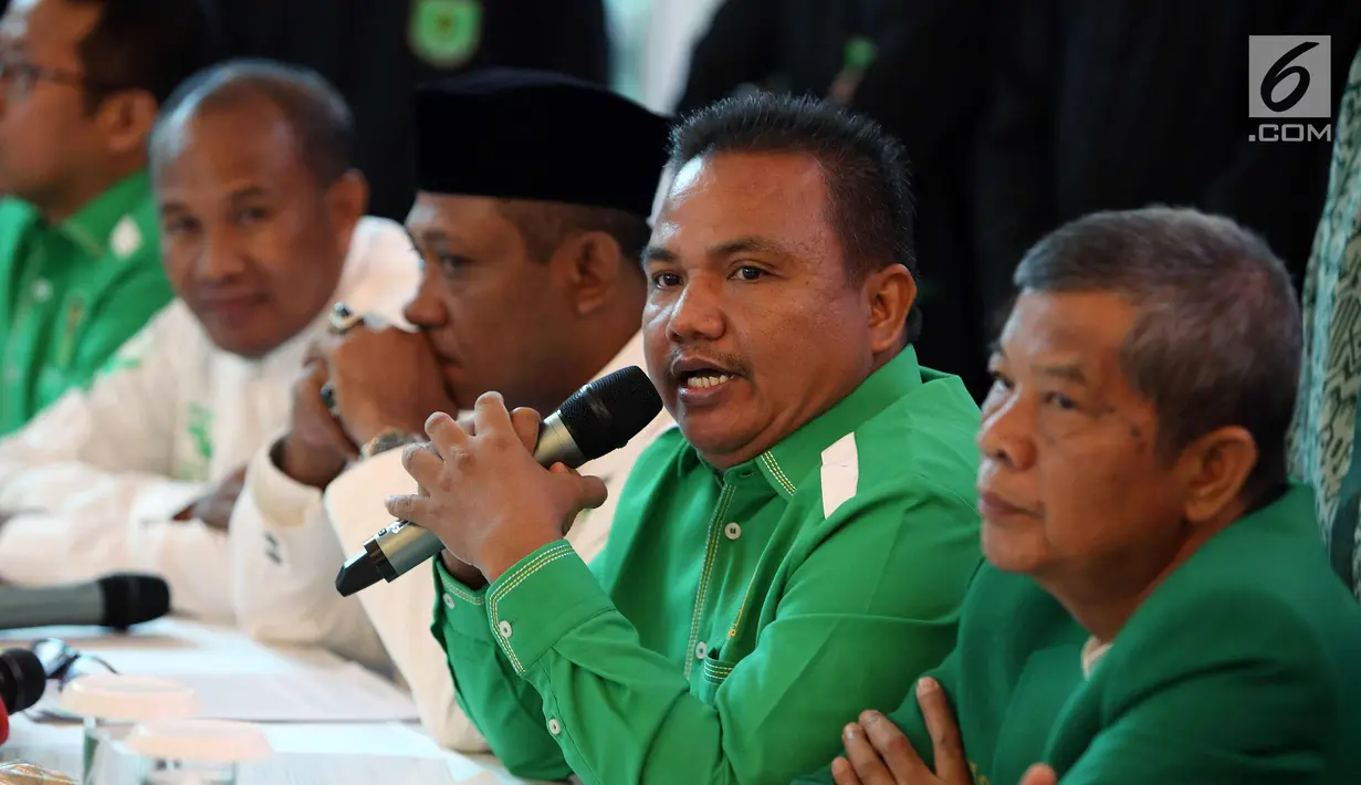 Ketua DPD PPP Ahmad Gozali Harahap (depan ketiga kanan) saat konferensi pers terkait dugaan pengambilan paksa kantor pusat PPP di Jalan Diponegoro nomor 60 oleh kubu PPP kubu Romahurmuziy  di Jakarta, Rabu (14/12). (Liputan6.com/Johan Tallo)