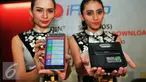 Dua model menunjukkan poster saat launching iREAP Pos Pro di Jakarta, Rabu (25/5/2016). iREAP Pos merupakan aplikasi berbasis android yang mempermudah pengusaha mikro untuk mengelola bisnis. (Liputan6.com/Yoppy Renato)