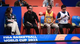 Andovi da Lopez (tengah kanan) dan Jovial da Lopez (tengah kiri) berbincang saat laga Grup H Piala Dunia FIBA 2023 antara Kanada melawan Prancis di Indonesia Arena, Senayan, Jakarta, Jumat (25/08/2023). (Bola.com/Bagaskara Lazuardi)