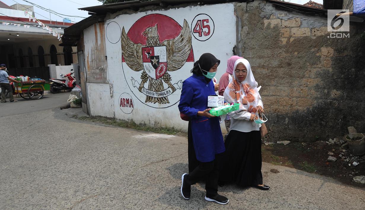Petugas bersiap melakukan pengambilan sample darah di Cinere, Depok, Rabu (28/6/2019). Dinas Kesehatan Depok dan Puskesmas Cinere melakukan investigasi sumber penyakit dan sampel darah warga di kawasan ini terkait sudah lebih dari sepekan 12 warga terjangkit hepatitis A. (merdeka.com/Arie Basuki)