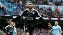3. Bintang Leicester City, Riyad Mahrez, membukukan konversi keberhasilan 30,95 % saat mencetak 13 gol dari 42 tendangan ke arah gawang dari dalam kotak penalti. (AFP/Adrian Dennis)