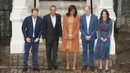 Presiden AS Barack Obama (kedua kiri) beserta  istri Michelle Obama berfoto bersama Pangeran William, Kate Middleton dan Pangeran Harry di Kensington Palace, London , Inggris (22/4). Mereka akan mengadakan acara makan malam. (REUTERS / Kevin Lamarque)