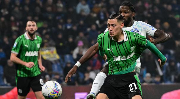 Pemain Sassuolo, Jay Idzes (depan) berebut bola dengan pemain Inter Milan, Marcus Thuram dalam laga lanjutan Liga Italia 2025/2026 di Mapei Stadium, Minggu (08/02/2026) waktu setempat. (AFP/Piero Cruciatti)