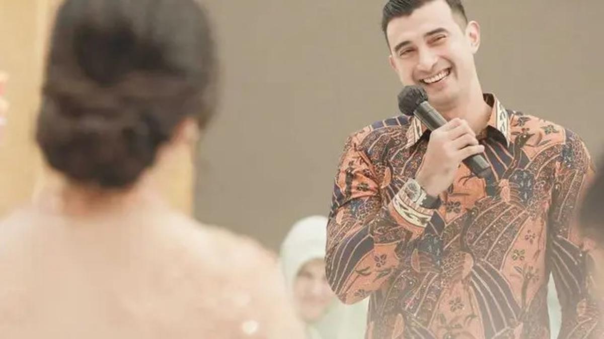 Dijamin Bikin Pangling! 8 Inspirasi Outfit Kondangan Pria agar Tampil Gagah tapi Tetap Islami