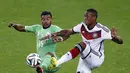 Penyerang Timnas Aljazair, El Arabi Soudani (kiri), berebut bola dengan pemain belakang Jerman, Jerome Boateng, di laga 16 besar Piala Dunia 2014 di Stadion Beira Rio, Porto Alegre, (1/7/2014). (REUTERS/Leonhard Foeger)