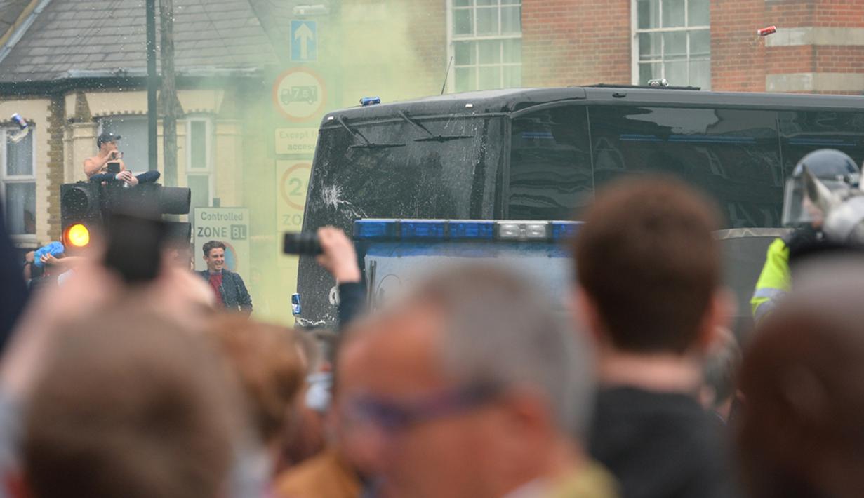 Kaleng minuman juga dilemparkan ke arah bus Manchester United yang diduga dilakukan oleh oknum suporter West Ham United. Rabu (11/5/2016) dini hari WIB. (AFP/Glyn Kirk)