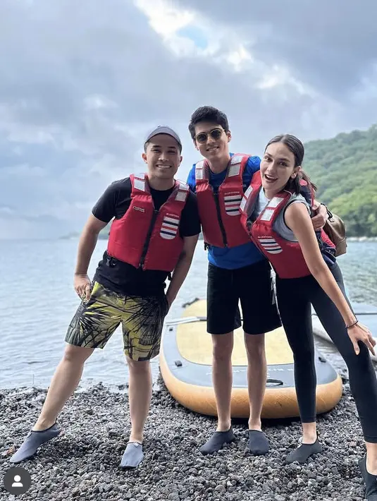 Bermain di danau, Luna tampil dengan atasan biru tanpa lengan dipadukan celana hitamnya. Sedangkan, Maxime mengenakan kaos biru dan celana pendeknya. [@afra.ray]