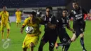 Bek PBFC, Achmad Hisyam (tengah) mencoba menahan penyerang Sriwijaya FC, Yohanis Nabar di turnamen Piala Bhayangkara di Stadion Si Jalak Harupat, Bandung, Jumat (18/3/2016). Sriwijaya unggul 3-1 atas PBFC. (Liputan6.com/Helmi Fithriansyah)