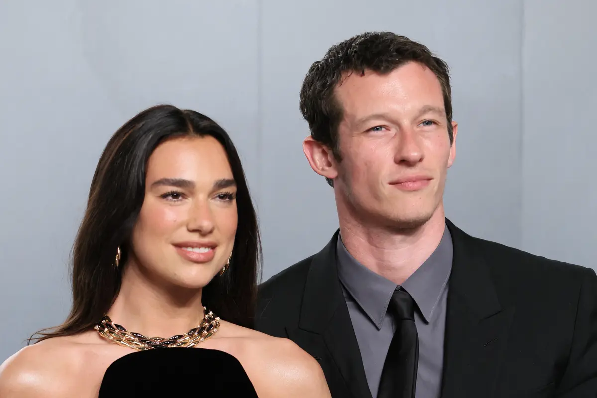 Dua Lipa dan Callum Turner. (Jean Baptiste Lacroix / AFP)
