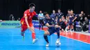 Pemain Timnas Futsal Thailand, Muhammad Osmanmusa (kanan) berusaha mengecoh pemain Vietnam, Nguyễn Mạnh Dũng dalam laga Grup B Piala Asia Futsal 2026 di Indonesia Arena, Senayan, Jakarta, Sabtu (31/01/2026). (Bola.com/Bagaskara Lazuardi)