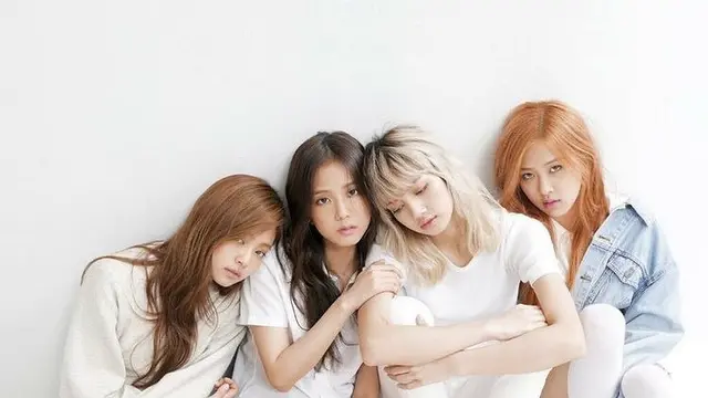 Foto Jennie dengan BLACKPINK di momen anniversary (Instagram @jennierubyjane)