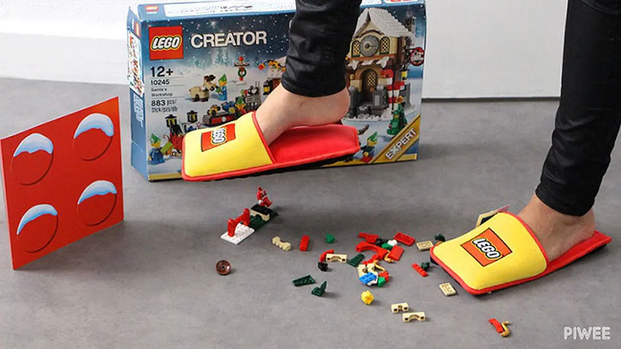 Sendal Lego lindungi kaki orang tua dari potongan Lego yang berserakan
