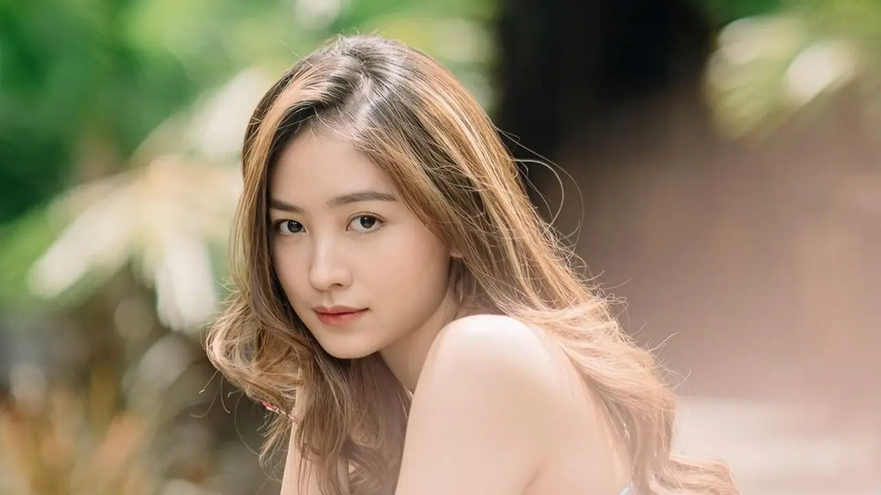 Natasha Wilona dalam tampilan rok atau celana pendek (Instagram/natashawilona12)