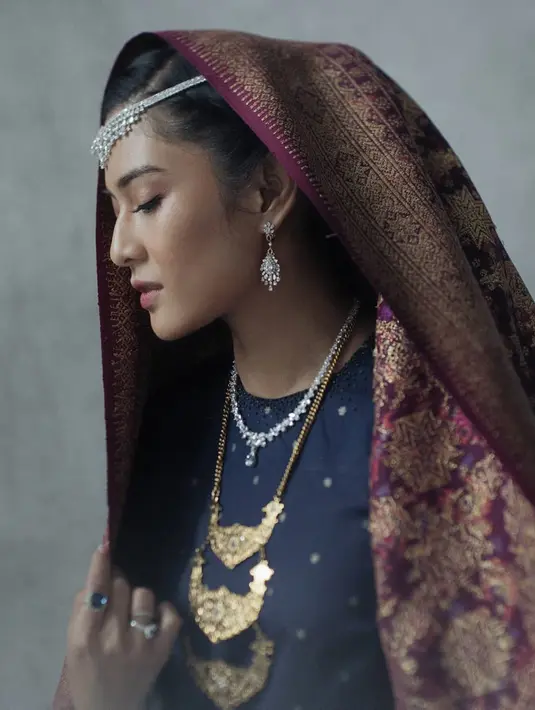 Dian Sastro tampil cantik dengahn menggunakan busana khas Aceh yang sering dipakai Laksamana Malahayati, putri dari kesultanan Aceh yang memimpin 2.000 orang pasukan Inong Balee. (sumber: Liputan6.com/IG/therealdisastr)