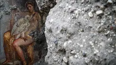 Lukisan "Leda and the Swan" ditemukan di reruntuhan kota kuno Pompeii, Italia 19 November 2018. Lukisan erotis itu menggambarkan seorang  wanita  dengan angsa di kamar tidur Pompeii kuno. (CESARE ABBATE/PRESS OFFICE OF THE POMPEII ARCHAEOLOGICAL PARK/AFP)
