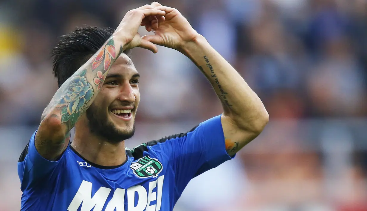 Penyerang Sassuolo, Matteo Politano melakukan selebrasi usai mencetak gol kegawang AC Milan pada liga Italia di San Siro, Milan (3/9). AC Milan menang dramatis atas Sassuolo dengan skor 4-3. (AFP Photo/Marco Bertorello)
