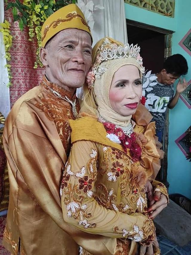 Viral Pernikahan Lansia Berusia 60 Tahun, Ini 6 Potretnya Tunjukkan Rasa Bahagia