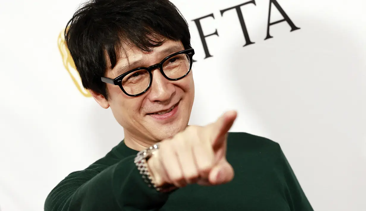 Aktor AS-Vietnam Ke Huy Quan tiba untuk BAFTA Tea Party di Four Seasons Hotel di Los Angeles, California, pada 14 Januari 2023. Aktor berusia 51 tahun itu selalu bermimpi ingin berjalan di karpet merah Oscar. Impiannya itu menjauh ketika karier Quan sebagai aktor Hollywood mandek selama puluhan tahun. (AFP/Michael Tran)