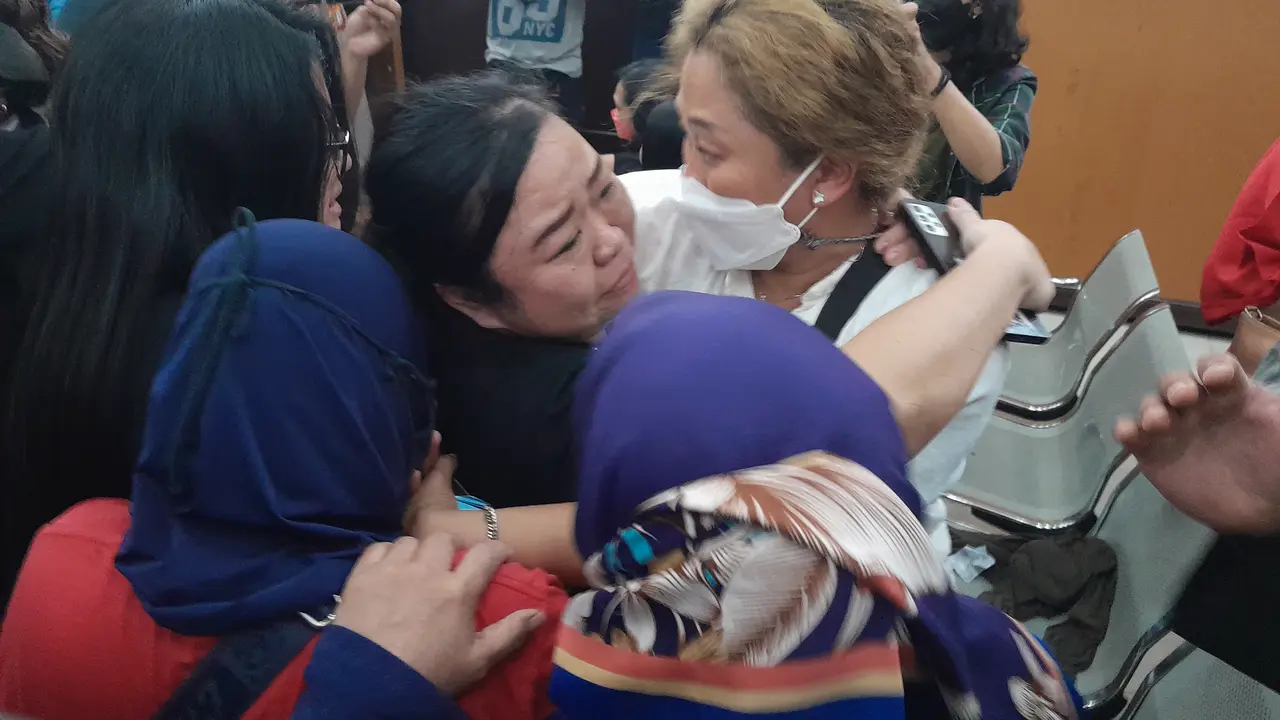 Isak tangis mewarnai sidang pembacaan tuntutan terdakwa Richard Eliezer atau Bharada E atas kasus pembunuhan berencana Nofriansyah Yosua Hutabarat atau Brigadir J di PN Jaksel, Rabu (18/1/2023).
