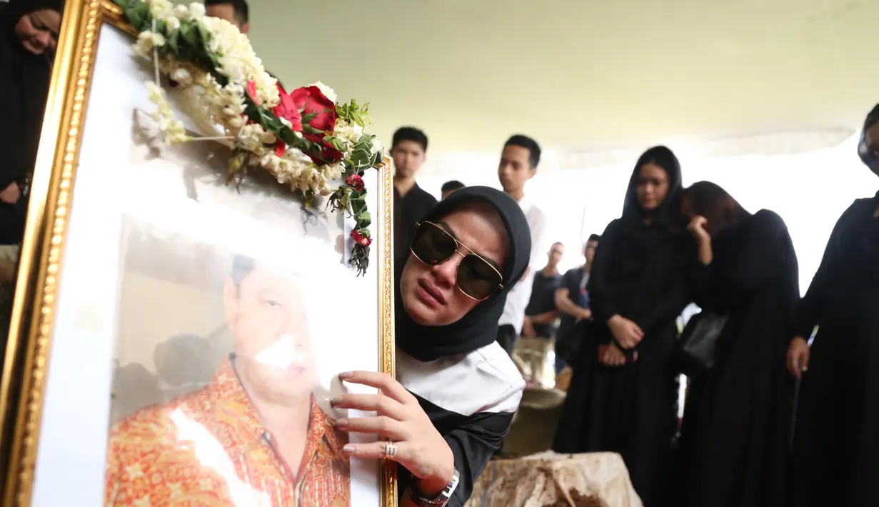 Pemakaman Ayah Olla Ramlan