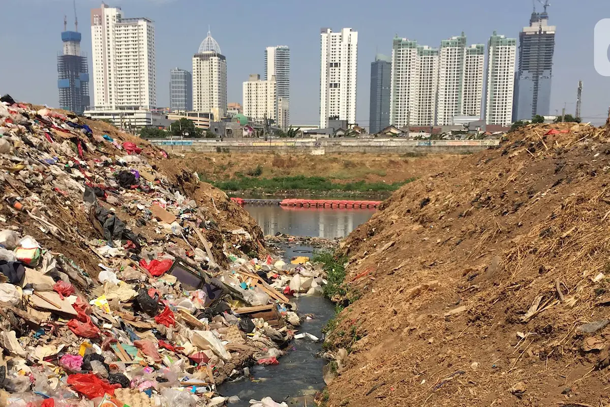 Bantaran Kanal Banjir Barat Dipenuhi Sampah