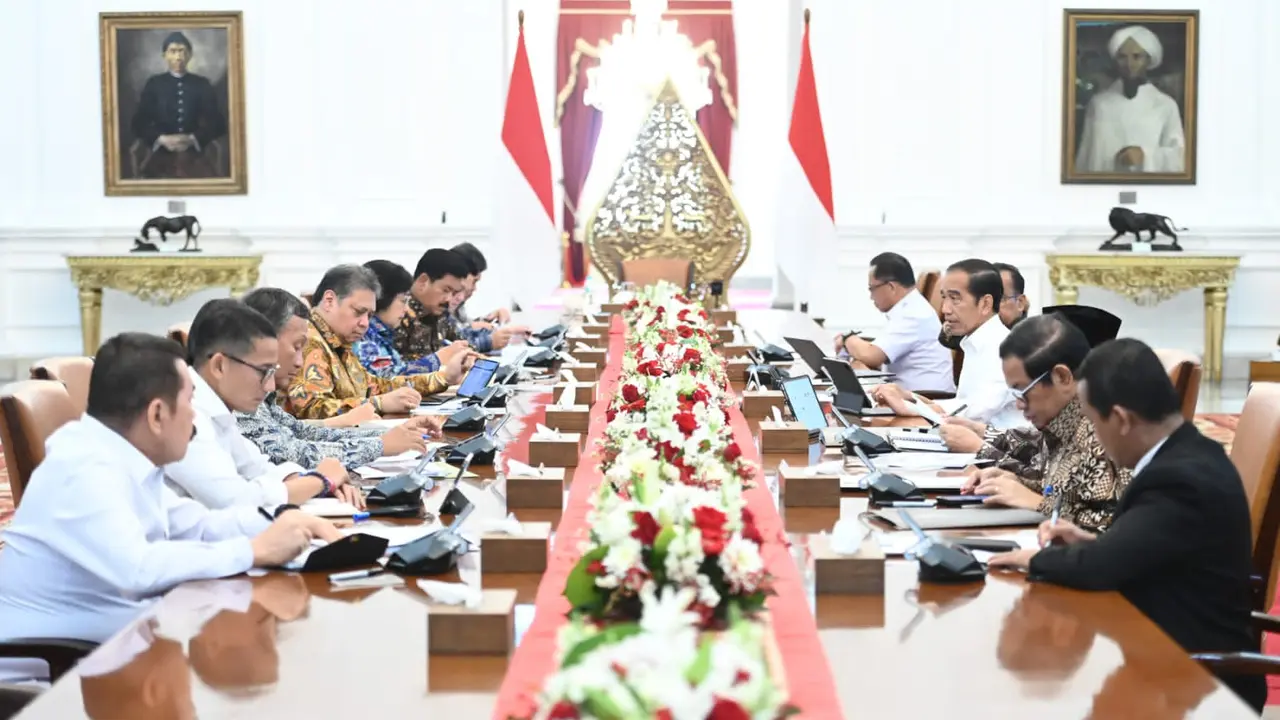 Presiden Joko Widodo memimpin rapat terbatas bersama jajarannya di Istana Merdeka, Jakarta, pada Kamis, 5 Oktober 2023 untuk membahas soal proyek strategis nasional (PSN)