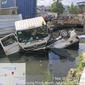 Dua kendaraan tercebur ke dalam saluran air di Jalan Indo Karya I arah Barat, Tanjung Priok Jakarta Utara, Senin (1/3/2021). Gara-gara lupa mematikan mesin.