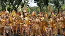 Peserta dengan menggunakan pakaian tradisional turut meramaikan pawai obor Asian Para Games 2018 di Jakarta, Minggu (30/9). Asian Para Games akan dilaksanakan pada 6-13 Oktober 2018 mendatang. (Liputan6.com/Herman Zakahria)