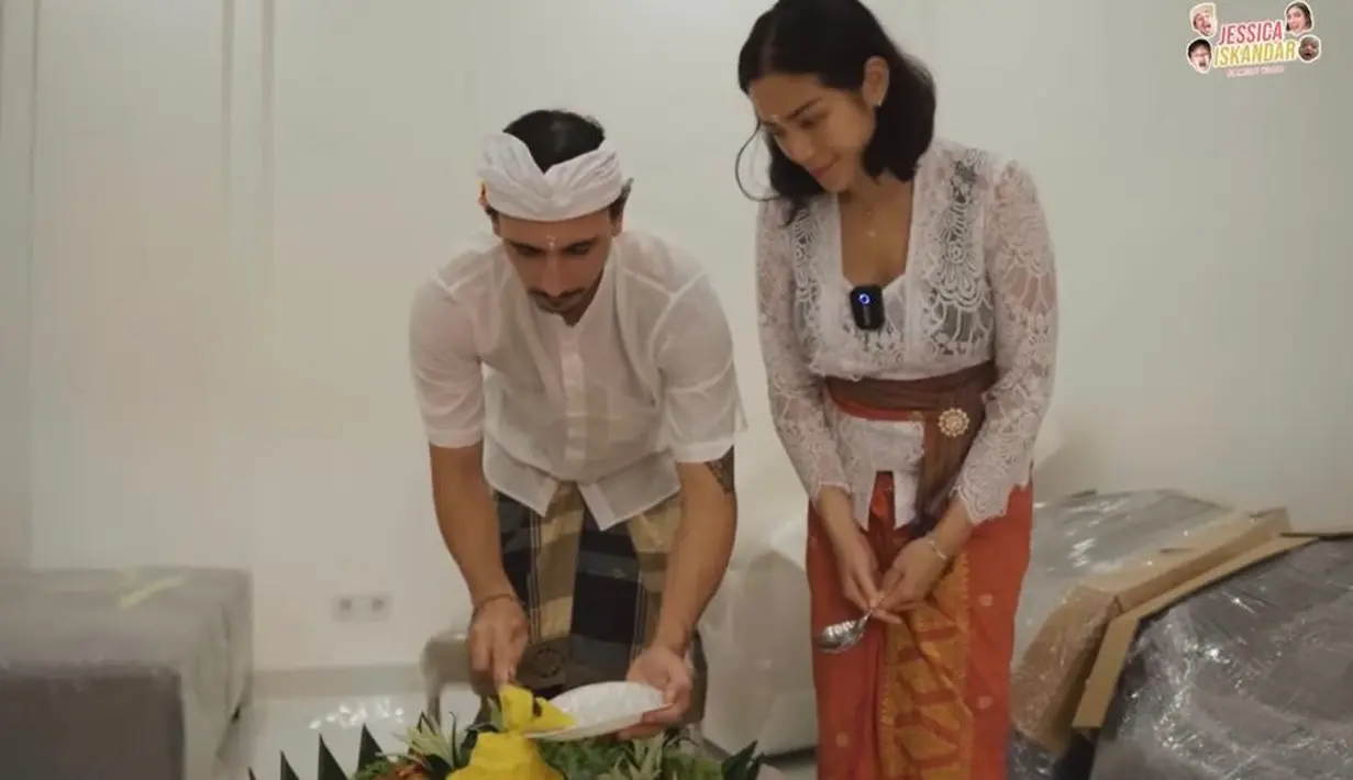 “Yeay hari ini kita selamatan rumah baru! Terima kasih papà @v.andrianto you’re the best! We love you!" katanya.  IG/@inijedar/YouTube Jessica Iskandar.
