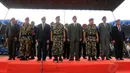 Menteri Pertahanan Jenderal TNI (Purn) Ryamizard Ryacudu (keempat dari kiri) bersama para petinggi dan sesepuh Korps Marinir bersiap menerima penghormatan di Lapangan Kesatrian Marinir Cilandak, Jakarta, (9/12/2014). (Liputan6.com/Helmi Fithriansyah)