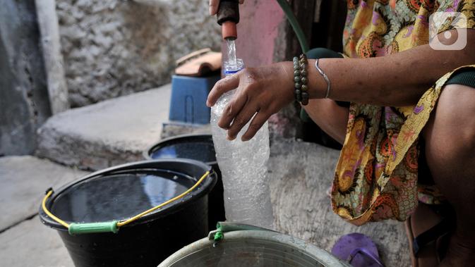 Warga memasukkan air PAM yang masih keruh dan berbau ke dalam botol di Kampung Baru Kubur Koja, Penjaringan, Jakarta, Minggu (6/10/2019). Akibat peristiwa ini warga terpaksa menggunakan air sumur milik tetangga setempat. (merdeka.com/Iqbal S Nugroho)
