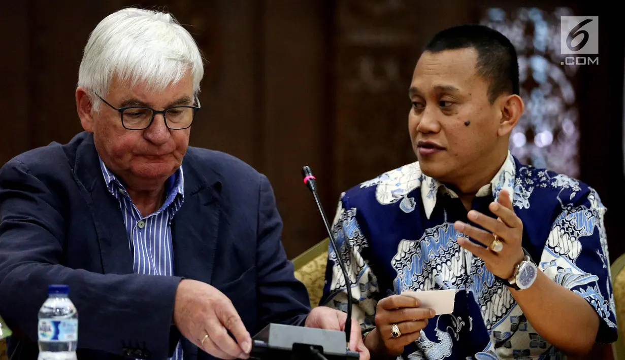 Sekretaris Jenderal PKB Abdul Kadir Karding (kanan) bersama Pembina Friedrich Naumann Stiftung (FNS) Jerman, Jurgen Morlok memberikan keterangan pers di Jakarta, Selasa (31/10). (Liputan6.com/Johan Tallo)