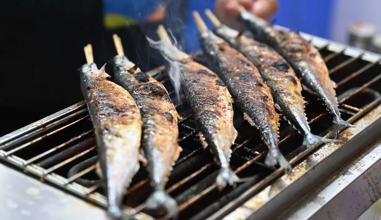 Seorang peserta membakar ikan untuk pengunjung di Pameran Hidangan Bahari dan Perikanan Internasional China (Fuzhou) di Fuzhou, Provinsi Fujian, China, 4 September 2020. Pameran tahun ini diadakan secara daring dan luring. (Xinhua/Lin Shanchuan)