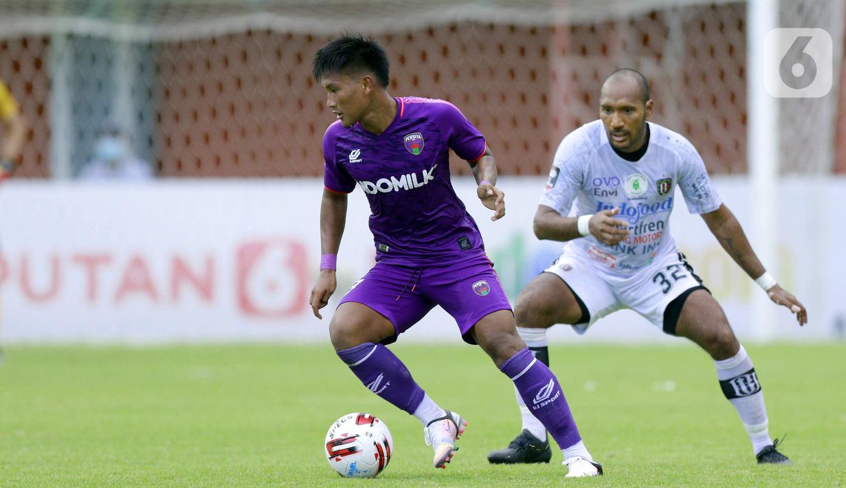 Bek Bali United Leonard Tupamahu (kanan) menjaga pergerakan striker Persita Tangerang Nur Hardianto pada laga Piala Menpora 2021 di Stadion Maguwoharjo, Sleman, Jumat (2/4/2021). Laga berakhir imbang 1-1. (Bola.com/M Iqbal Ichsan)