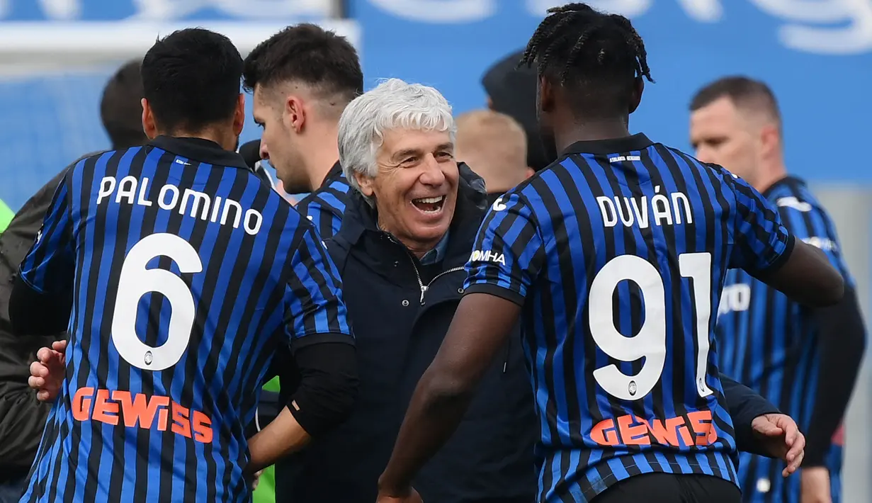 Pelatih Atalanta, Gian Piero Gasperini, merayakan kemenangan bersama anak asuhnya pada laga Liga Italia di Stadion Atleti Azzurri d'Italia, Minggu (18/4/2021). Atalanta menang dengan skor 1-0. (AFP/Marco Bertorello)
